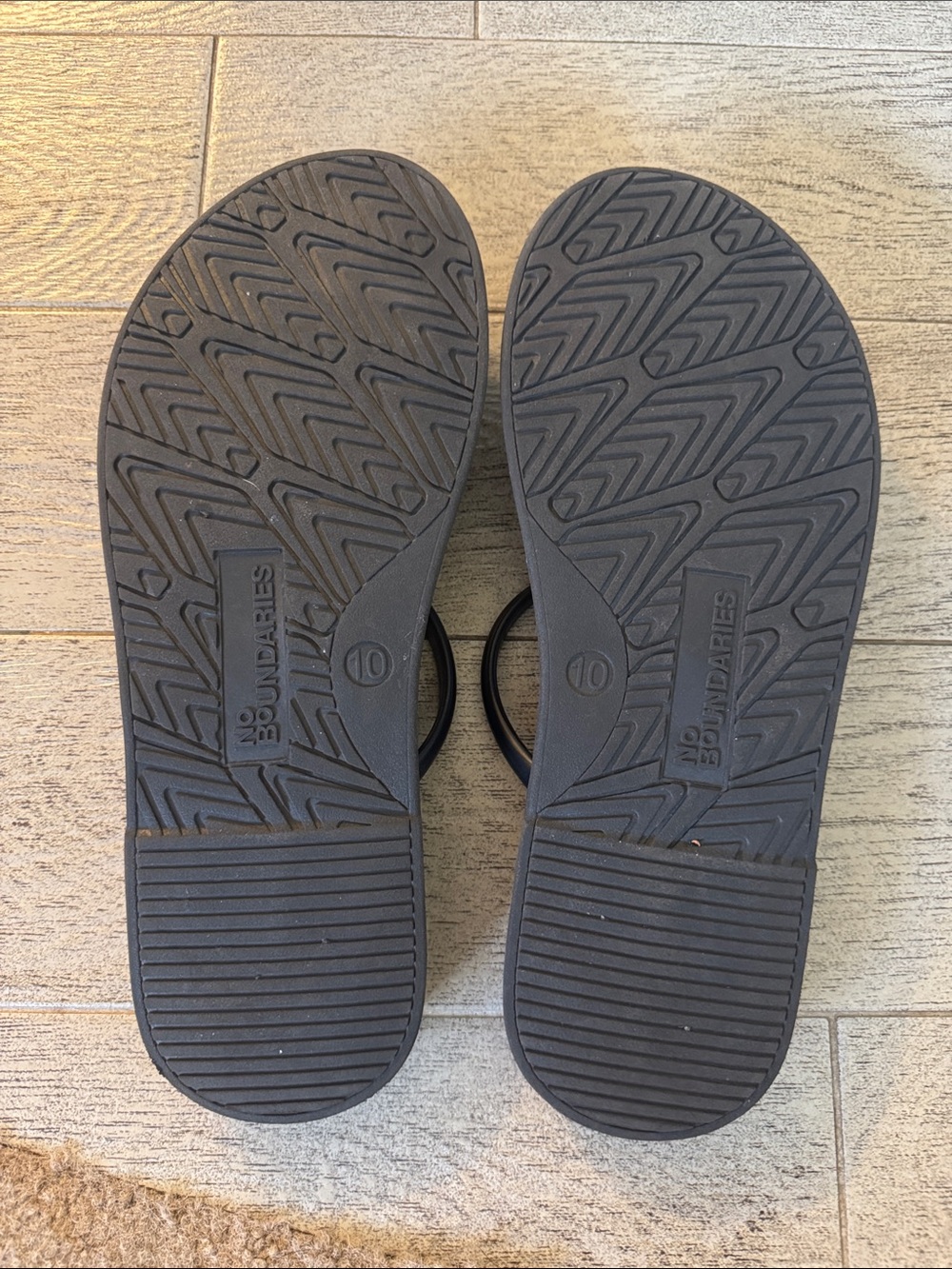 No Boundaries Black Twisted Strap Toe-Ring Sandals - Picture 2 of 2